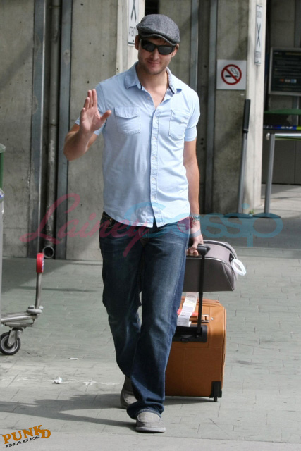 http://www.laineygossip.com/pics/facinelli%20van%2027aug09%2001.jpg