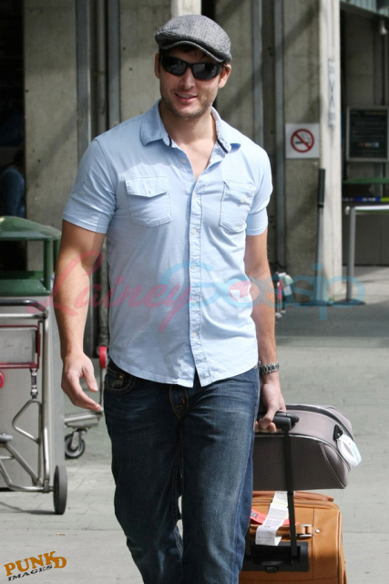 http://www.laineygossip.com/pics/facinelli%20van%2027aug09%2002.jpg