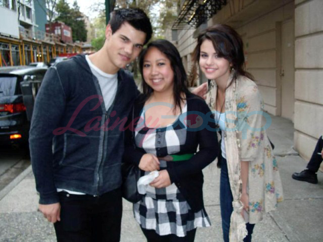 http://laineygossip.com/pics/fan-shot-3-05may09.jpg