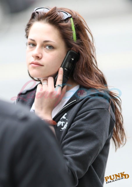 http://laineygossip.com/pics/kristen-hair-10-19may09.jpg