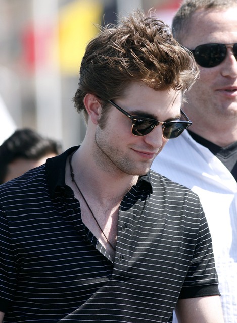 http://laineygossip.com/pics/pattinson%20photocall%2012%2019may09.jpg