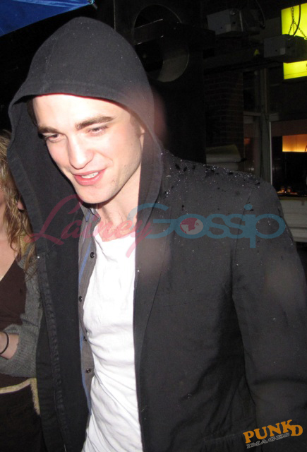 http://laineygossip.com/pics/pattinson-bday-4-14may09.jpg