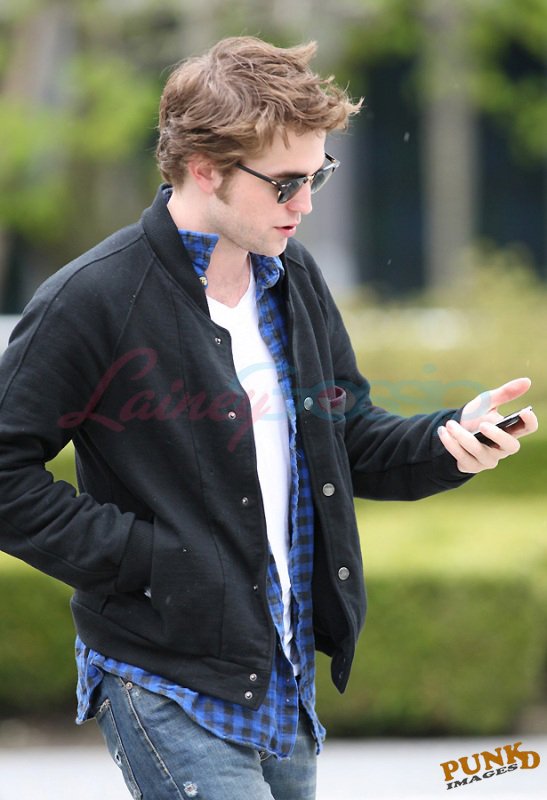 http://laineygossip.com/pics/pattinson-van-34-20apr09.jpg