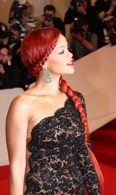 Hot Met without the braid: Rihanna