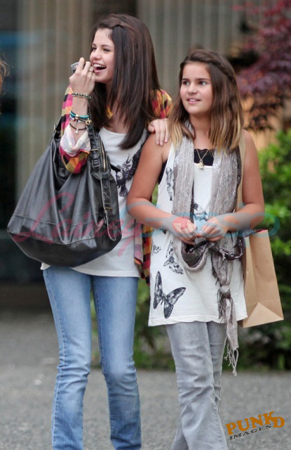 http://laineygossip.com/pics/selena-taylor-sis-17-18may09.jpg