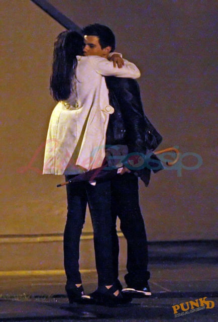 http://laineygossip.com/pics/taylor-selena-date-13-05may09.jpg