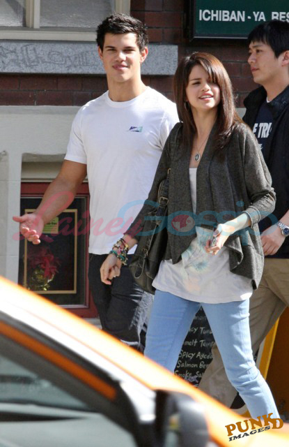 http://laineygossip.com/pics/taylor-selena-date-2-18may09.jpg