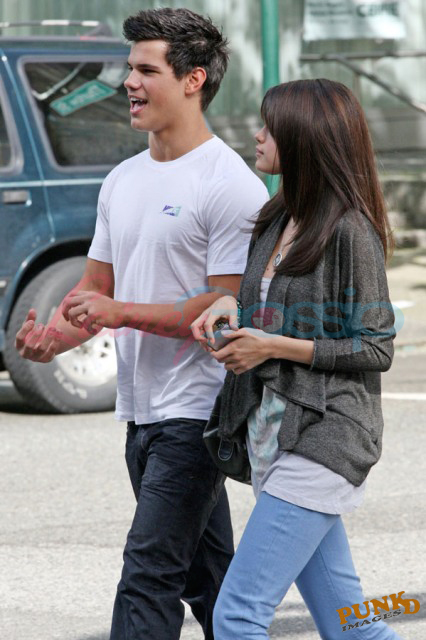 http://laineygossip.com/pics/taylor-selena-date-5-18may09.jpg